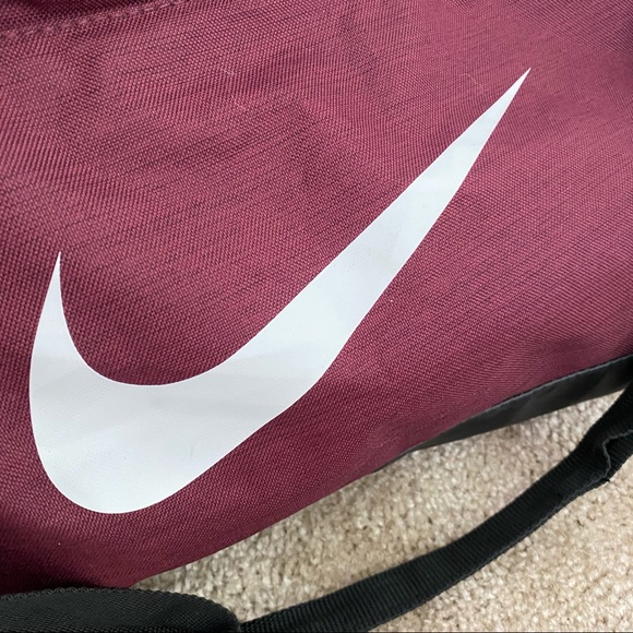 nike maroon duffle bag